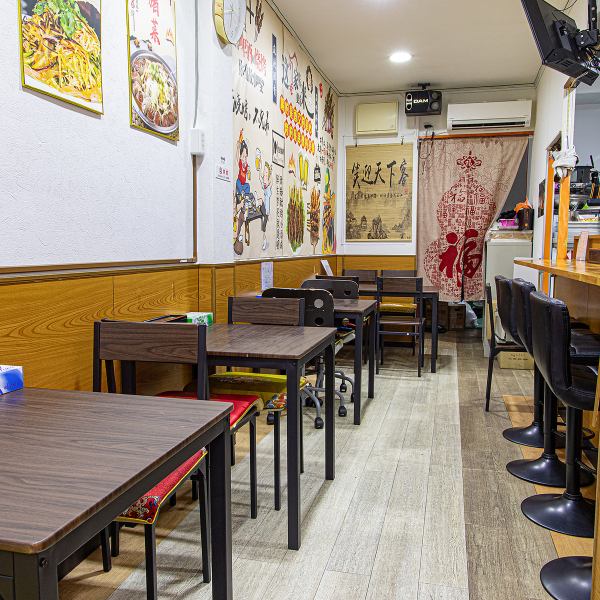 1階はカウンターを中心とした温かみのある空間。木の質感を活かした落ち着いた内装で、おばんざいが並ぶカウンターは臨場感があり、ひとり飲みも心地よく過ごせます。テーブル席もあり、仕事帰りの軽い一杯から友人同士の食事まで幅広く利用できます。