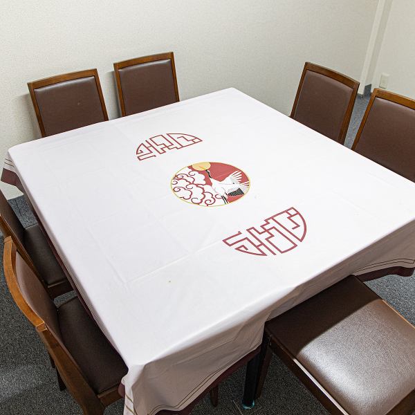 2階は6～20名で利用できる宴会専用フロア。ゆったり座れるレイアウトで、会社の集まりや仲間内の宴会に最適です。貸切にも対応し、隣を気にせず楽しめるため、会話中心の集まりにもぴったり。大人数でも落ち着いて過ごせる空間づくりを大切にしています。