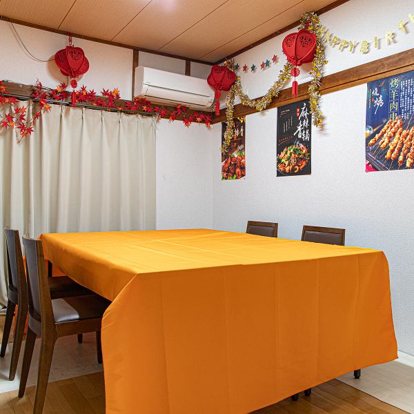 店内は席間にも余裕があり、落ち着いた照明が心地よい雰囲気を演出。長時間でも過ごしやすい居心地を意識した空間設計で、初めての方も自然と寛げます。食事にも飲み中心にも使いやすい“ちょうど良い”空気感が人気の理由です。