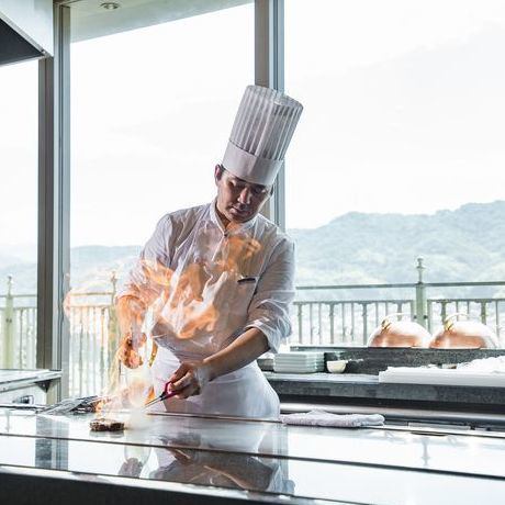 街を一望できる当店はお昼は明るく落ち着いた雰囲気を、夜はシックで上品な雰囲気に様変わり。お食事はもちろん、ご来店いただくお時間で異なる雰囲気をご体感いただきます。