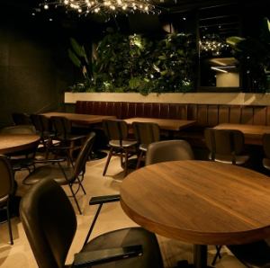 広々としたテーブル席でゆっくりとお食事をお楽しみいただけます。最大9名様までご案内可能です。