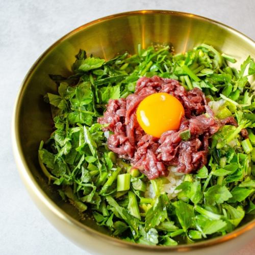 たっぷりのミナリを使ったビビンバや冷麺など◎