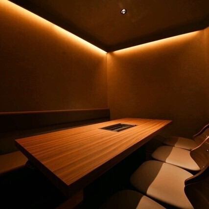 テーブル席では、高級感はあるなかで心地よいカジュアルな雰囲気をお楽しみいただけます。ご友人とのお食事、会社宴会にも最適です。20名以上で貸し切りでもご利用いただけます。