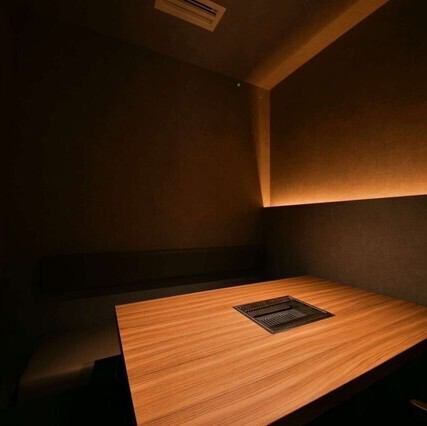 完全個室(別途1,100円頂戴しております)こちらの空間では、プライベート空間で上質な焼肉をお楽しみいただけます。デート、接待、様々なシーンにご活用くださいませ。