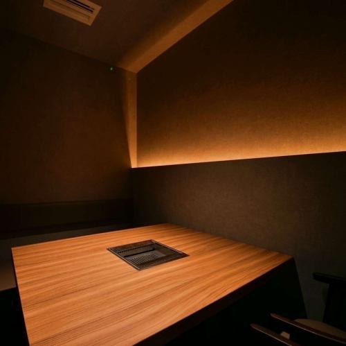 高級感溢れる個室をご準備しております。プライベートな空間をお楽しみください。個室利用には別途1,100円がかかります。
