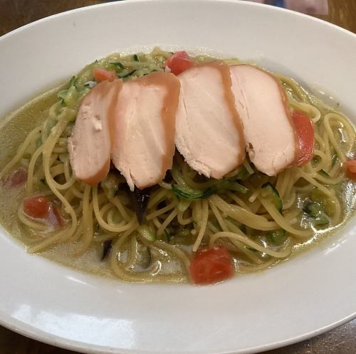 【6月】　信玄鶏胸肉の燻製と初夏野菜のペペロンチーノ スパゲティ
