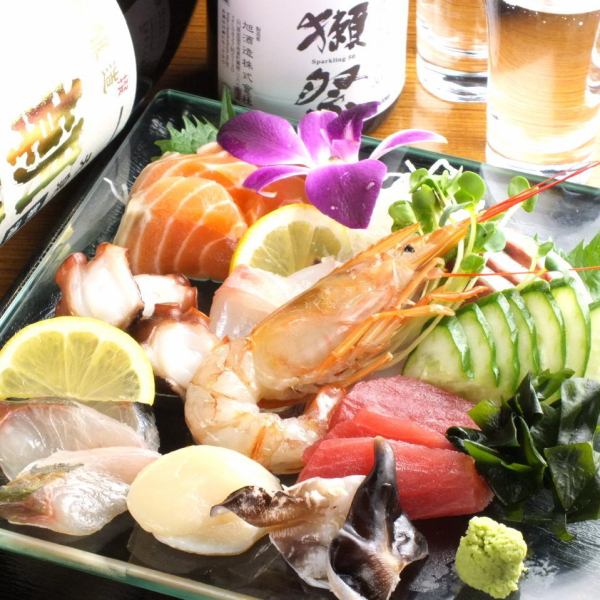 We prepare fresh fish sashimi. Seasonal fish in luxury! A classic dish!