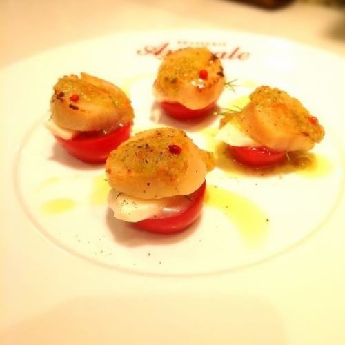 Scallop Mi Kui, mozzarella and tomato caprese style