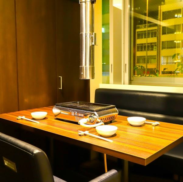 【個室有】美味しいお肉の店やまのでは、独自ルートで仕入れたA5ランク牛や希少部位を、贅沢に味わえる個室空間をご用意。全2室のプライベートな空間は最大9名様までご利用可能で、接待や記念日、特別なご会食にも最適です。上質なひとときを、大切な方とゆったりとお過ごしください。