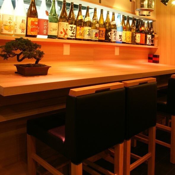【銘酒の並ぶカウンター席】しっぽりとお酒を嗜みたい方におすすめのカウンター席。お肉の種類によってぴったりの一杯をお選びください！人気のプレミアム焼酎も各種入荷しております。稀少なお酒のため、売り切れの際はご容赦ください。