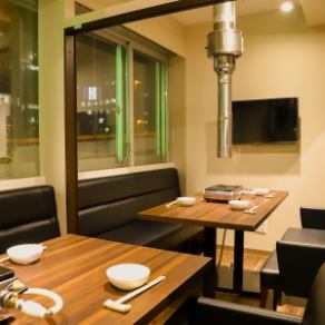 扉を外すと9名様までゆったりと座れます。10名様以上の場合はご相談ください。※個室利用料を頂戴しております。※焼肉専用のお部屋ですので鍋ものは出来ませんのでご了承ください。