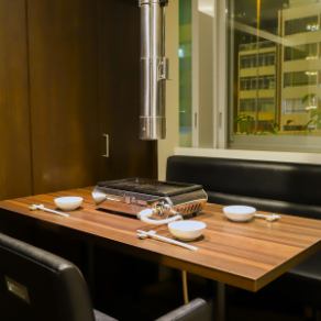 5名席と4名席の個室をご用意しております。広々としたプライベート空間※個室利用料を頂戴しております。※焼肉専用のお部屋ですので鍋ものは出来ませんのでご了承ください。