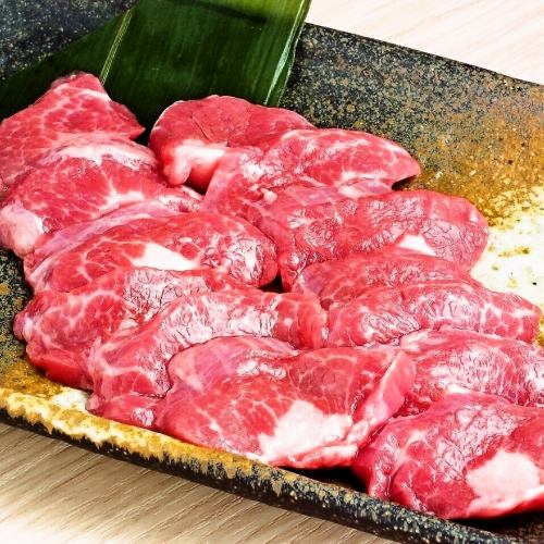 タンカルビ。タン1本からわずか1人前しか取れない、タンの中でも最も稀少な部位「タンカルビ」。