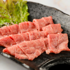 タン刺。一頭からわずか2～3人前のみの希少な逸品を、特別な一皿としてご堪能ください。