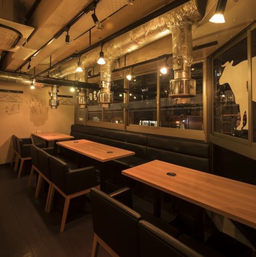 小ぢんまりとした温かみのある店内はさながら「隠れ家」