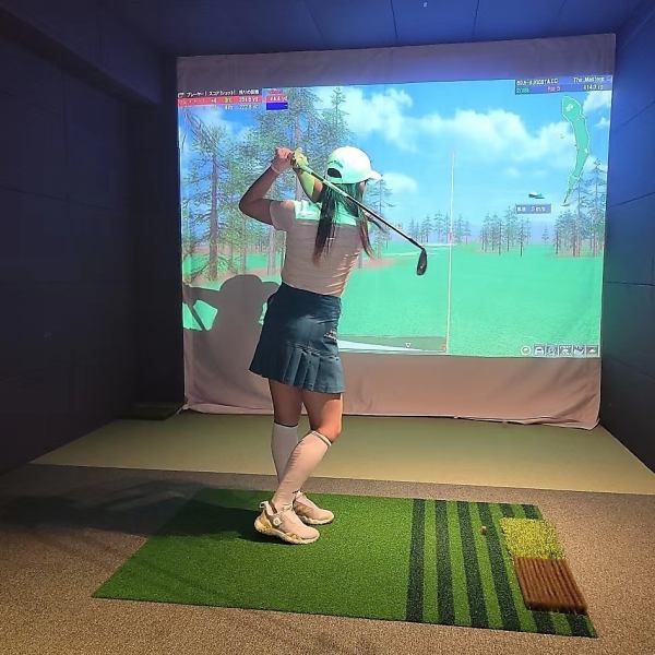A realistic image of the golf course is projected on the large screen in front of you, making it feel like you are playing a round.You can enjoy authentic golf while drinking alcohol with your family or friends.The club is the latest model from Taylor Made! We also have a Callaway kids club.Rental shoes and gloves are available, so you don't have to bring anything!