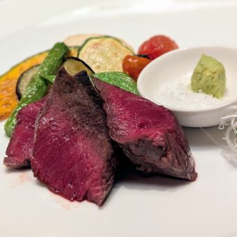 黒毛和牛のロースト　岩塩とわさびを添えて