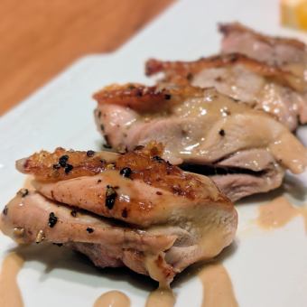 天草大王もも肉の黒こしょう焼き　山うどのソース