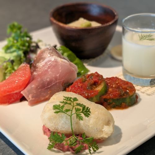 前菜は5種盛りのプレートをご用意します！