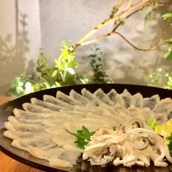 ふぐ、黒毛和牛刺し付会席 ~ふぐ刺し、黒毛和牛のお刺身が入った季節の小皿会席~