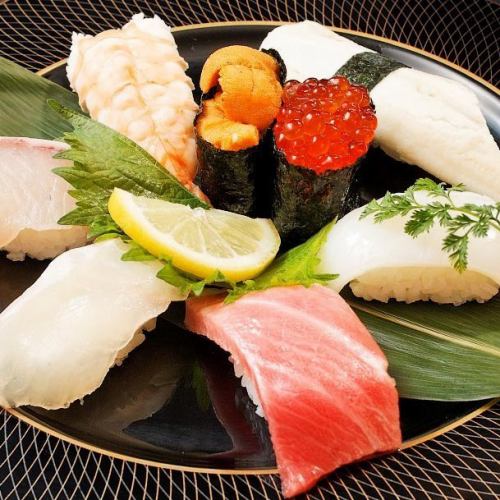 在鱼岸上享受寿司！