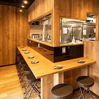 お一人様、仕事終わりのチョイ飲みにもピッタリなカウンターのお席です。