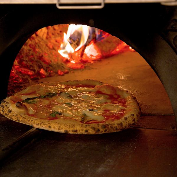 新鲜出炉、新鲜制作的披萨