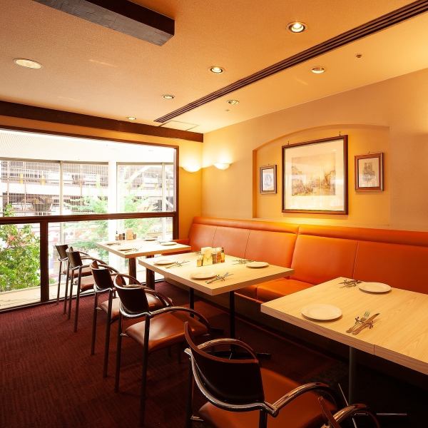 喧騒を感じさせない落ち着いた空間で、ごゆっくりお過ごし下さい。店内は広々としていてゆったりお食事をお楽しみいただけます。ランチのカジュアルコースがおすすめ◎ママ友会や女子会、デートなどにぴったりです♪ドリンクバー付きですので、様々な料理とお好みのドリンクを合わせてお楽しみくださいませ。