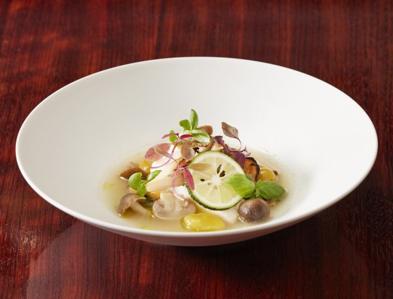 軽く炙ったアオリイカのマリネと柿のピクルス ライムの香り