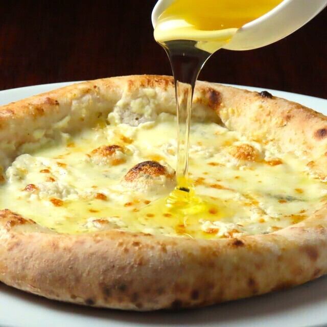 クアトロ・フォルマッジ(ハチミツ添え)