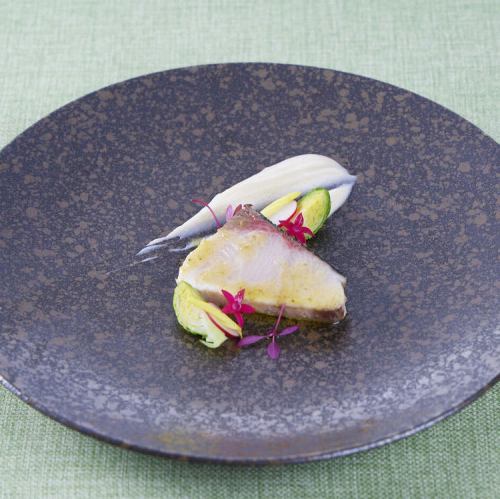 薪窯で軽く炙った寒ブリとカリフラワーのピュレ 柚子胡椒のアクセント