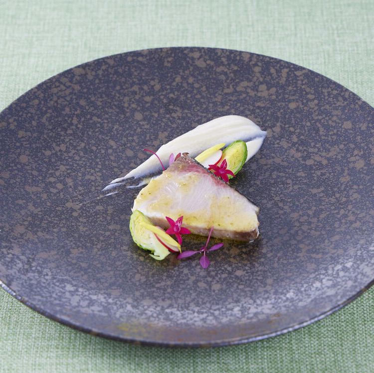 薪窯で軽く炙った寒ブリとカリフラワーのピュレ 柚子胡椒のアクセント