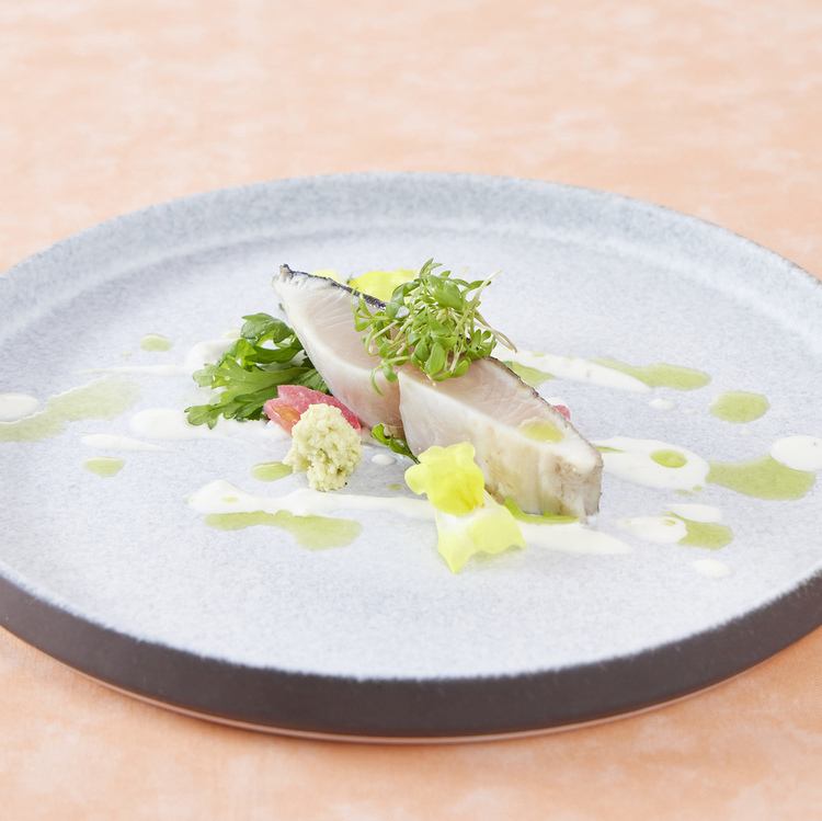 薪窯で軽く炙った国産サワラのカルパッチョ わさびのアクセント