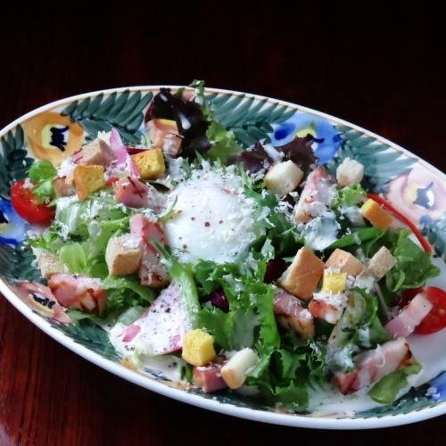 神戸ポークの自家製パンチェッタとロメインレタスのシーザーサラダ 温玉添え　Full
