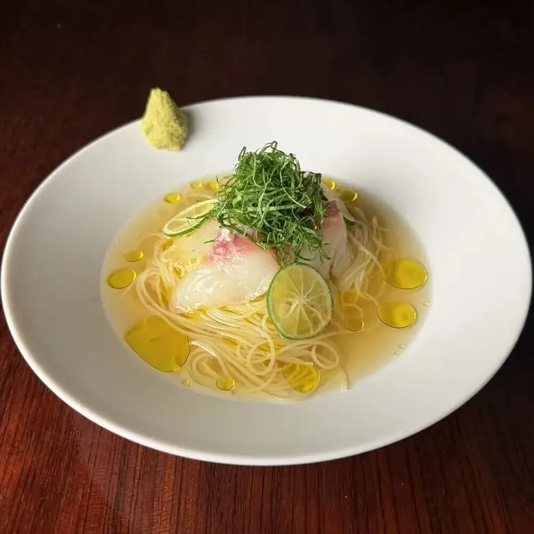 真鯛のカルパッチョと徳島県産すだちの冷製カッペリーニ　～いりこ出汁仕立て、ワサビを添えて～