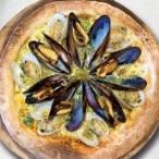 Garlic pizza with mur and clams