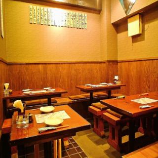 パーテーションなどで感染症対策もしっかりしてあるので安心してご飲食できます！少人数宴会にも対応できるテーブル席も御用意！！
