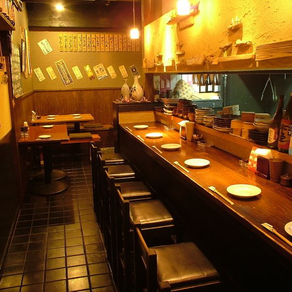 【おひとり様も大歓迎です☆】レトロな居酒屋の装いが、アットホームで居心地の良い店内。カウンター席は、少人数でのサク飲みやおひとり様でのご利用にも最適です！自慢の本格焼き鳥と旨い酒が、一日頑張った身体に染み入る…☆ご宴会はもちろん、普段使いにもおすすめの『鳥基地　平』。ぜひお気軽にお立ち寄りください！