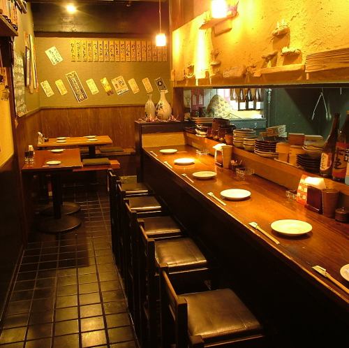 <p>【おひとり様も大歓迎です☆】レトロな居酒屋の装いが、アットホームで居心地の良い店内。カウンター席は、少人数でのサク飲みやおひとり様でのご利用にも最適です！自慢の本格焼き鳥と旨い酒が、一日頑張った身体に染み入る…☆ご宴会はもちろん、普段使いにもおすすめの『鳥基地　平』。ぜひお気軽にお立ち寄りください！</p>