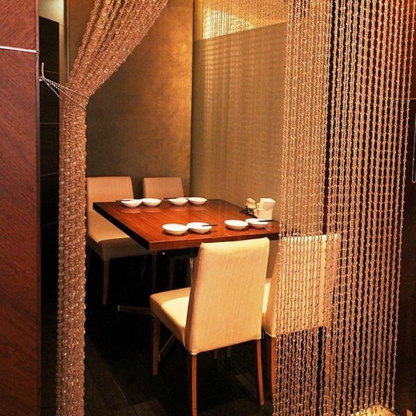 【2名様からOK】プライベート感たっぷりな個室。空間を贅沢に使ったお部屋で周りを気にせずにお食事、会話をお楽しみいただけます。お祝い事や接待なら北京ダックや湯葉の入ったフカヒレ姿煮などの豪華なコースでおもてなし。その他、誕生日や歓送迎会にお好みに合わせたアレンジも可。お気軽にお問い合わせください。