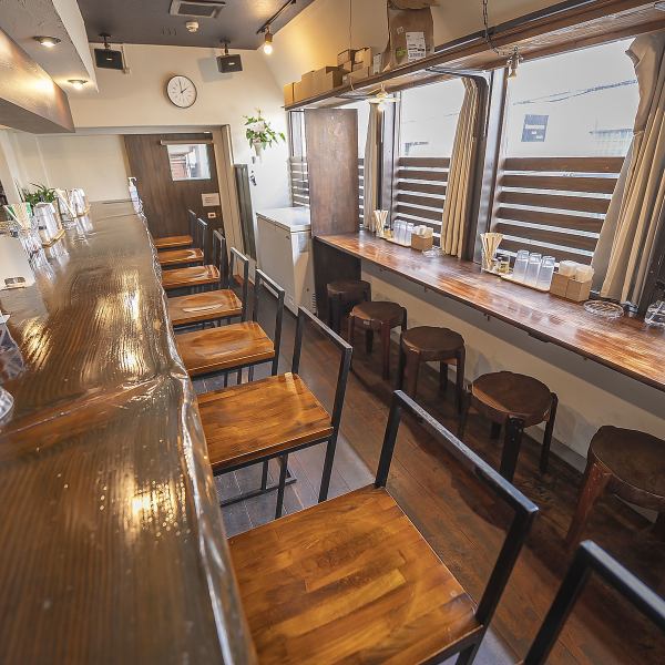 木の温もりを感じる落ち着いた雰囲気の店内となっています。ランチでのご利用はもちろん、お仕事帰りにふらっとお一人様でご利用いただくにもピッタリとなっています！お酒のあてにピッタリの一品料理と店主おすすめの中国酒をゆっくりとお楽しみいただけます。ぜひ、お気軽にご来店下さい☆