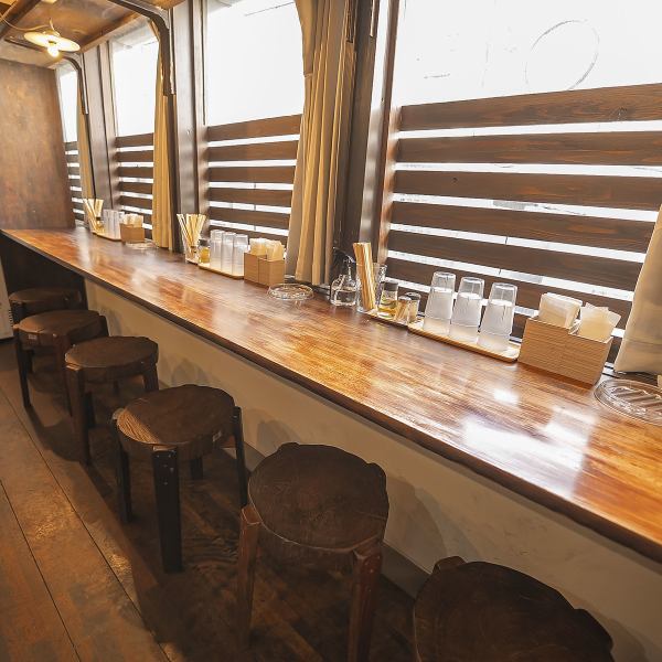 店内はカウンター席14席となっています。お一人様でのご利用はもちろん、お席の距離感が近いためデートでのご利用や大切な方とのお祝いにもピッタリとなっています！プライベートな飲み会、女子会や特別な日の記念日や誕生日といった様々な用途で当店をご利用ください！