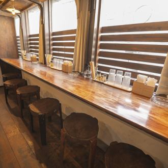 店内はカウンター14席のお店となっています。清潔感があり、落ち着いた雰囲気での店内は女性、お一人様で来店しやすくなっております！ランチ利用やお仕事帰りにふらっと来店いたただきお酒と当店自慢の本格中華をぜひお召し上がりください◎