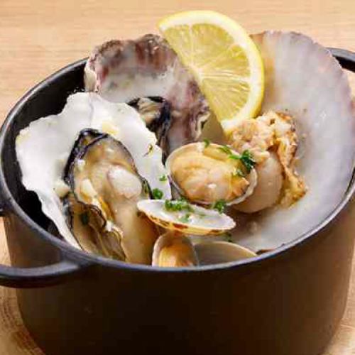Three kinds of shellfish steamed in white wine