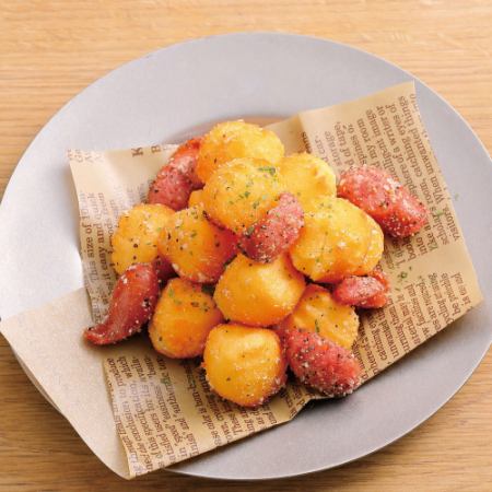 揚げニョッキとソーセージ
