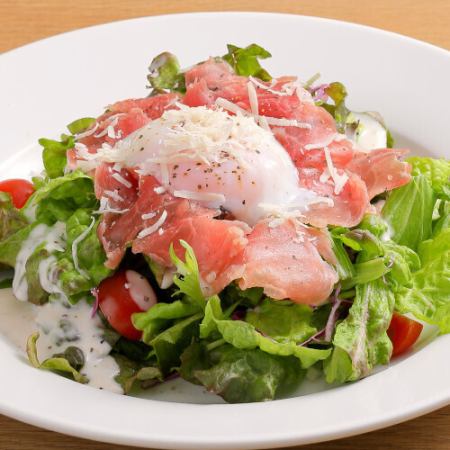 生ハムと半熟卵のシーザーサラダ