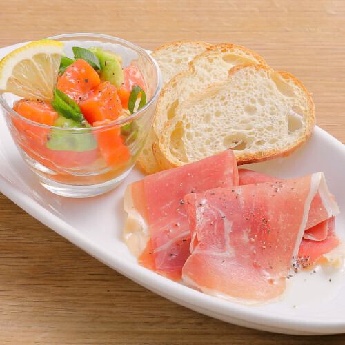 生ハム・ソルトサーモン・アボカドのタルタル仕立て