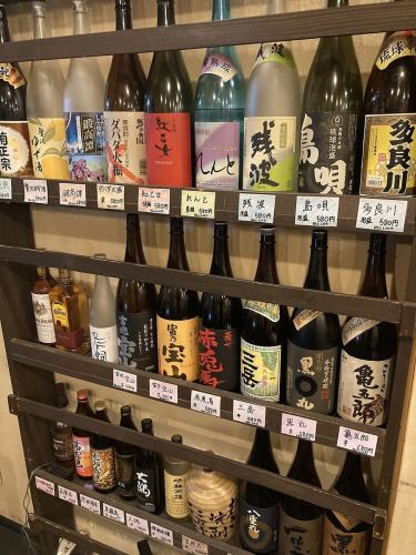 店内にはこだわりのお酒がズラリと並んだ酒棚が…★