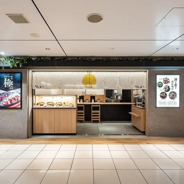 木の温もりを感じる明るい店内はランチや出張の合間のおひとりさまでも気軽に立ち寄りやすい雰囲気です♪アルコールと鉄板焼き・九州のうまかもんで夜を楽しみたい方、お仕事帰りの飲み会、友人同士のお集まりなど、幅広くご利用いただけます