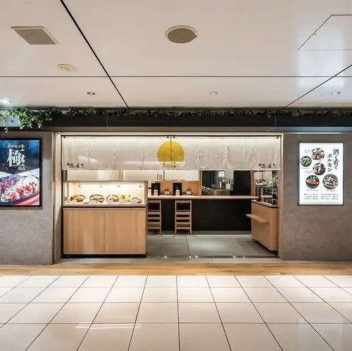 <p>木の温もりを感じる明るい店内はランチや出張の合間のおひとりさまでも気軽に立ち寄りやすい雰囲気です♪アルコールと鉄板焼き・九州のうまかもんで夜を楽しみたい方、お仕事帰りの飲み会、友人同士のお集まりなど、幅広くご利用いただけます</p>